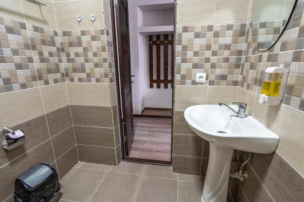 Muras Hotel Karakol Eksteriør bilde