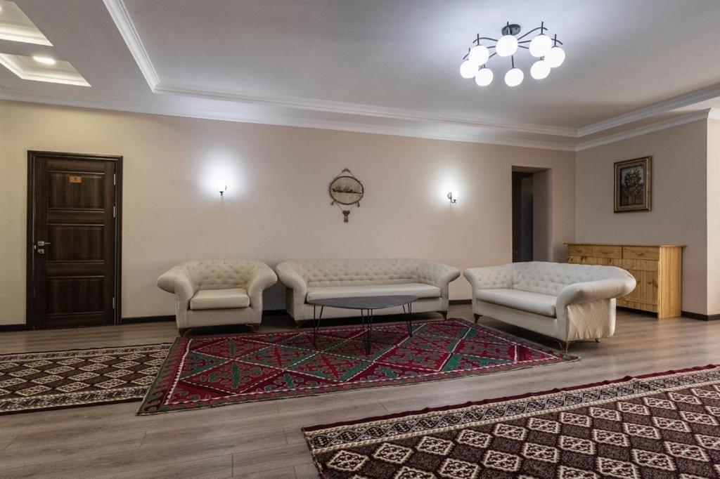 Muras Hotel Karakol Eksteriør bilde
